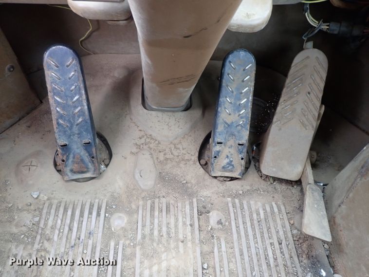 image for item DG3240 1990 Caterpillar 825C soil compactor