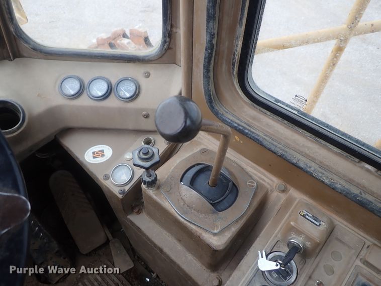 image for item DG3240 1990 Caterpillar 825C soil compactor