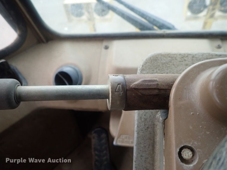 image for item DG3240 1990 Caterpillar 825C soil compactor