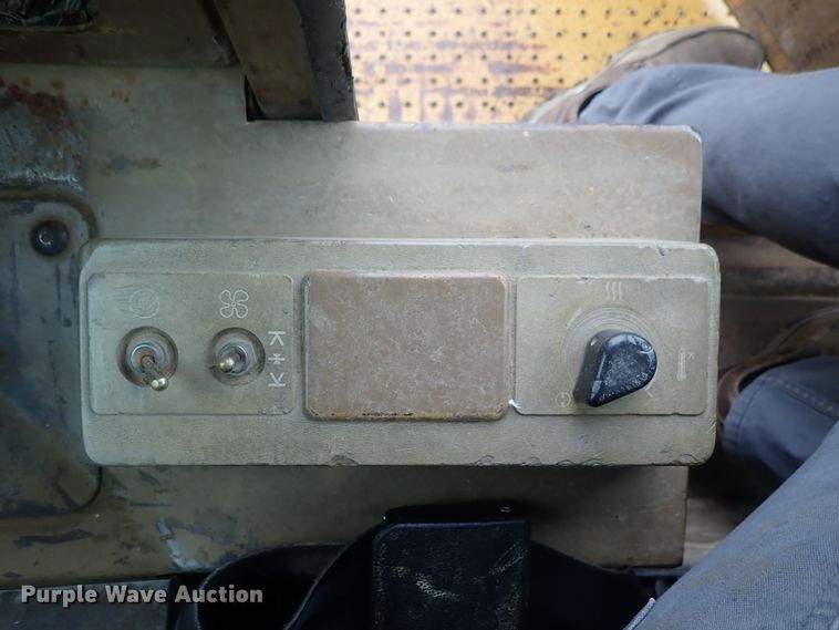 image for item DG3240 1990 Caterpillar 825C soil compactor