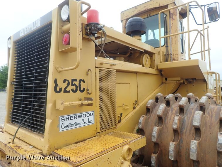 image for item DG3240 1990 Caterpillar 825C soil compactor