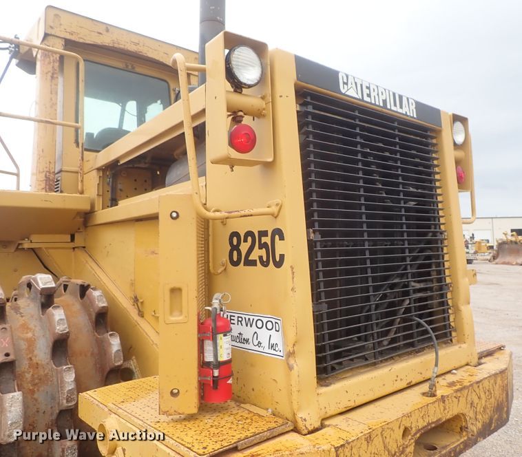 image for item DG3240 1990 Caterpillar 825C soil compactor