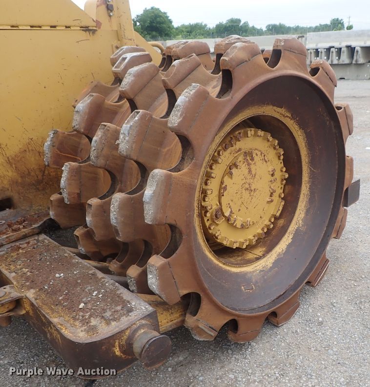 image for item DG3240 1990 Caterpillar 825C soil compactor