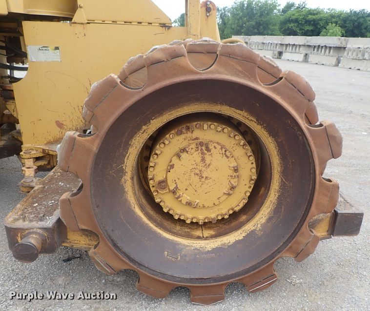 image for item DG3240 1990 Caterpillar 825C soil compactor