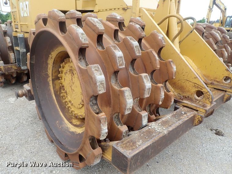 image for item DG3240 1990 Caterpillar 825C soil compactor