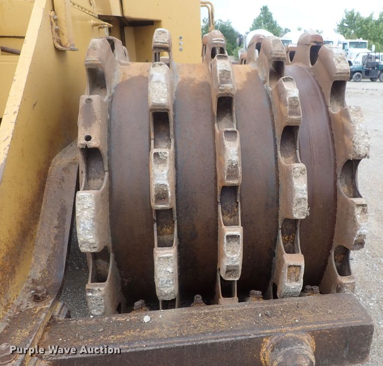 image for item DG3240 1990 Caterpillar 825C soil compactor