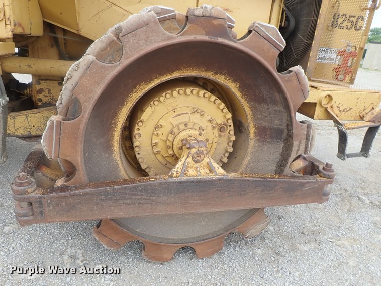 image for item DG3240 1990 Caterpillar 825C soil compactor