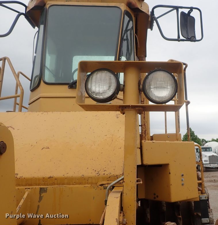 image for item DG3240 1990 Caterpillar 825C soil compactor