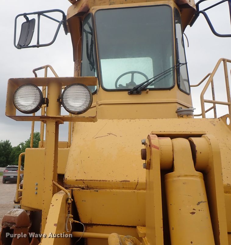 image for item DG3240 1990 Caterpillar 825C soil compactor