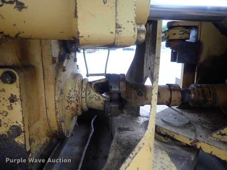 image for item DG3240 1990 Caterpillar 825C soil compactor