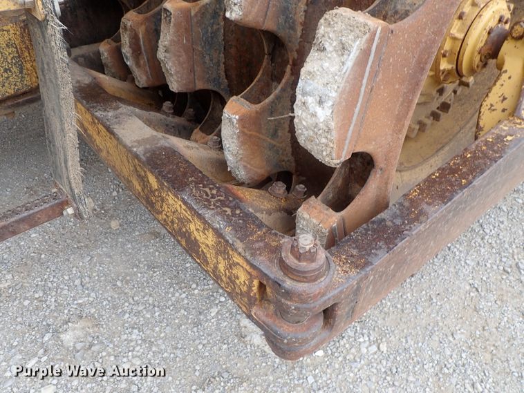 image for item DG3240 1990 Caterpillar 825C soil compactor