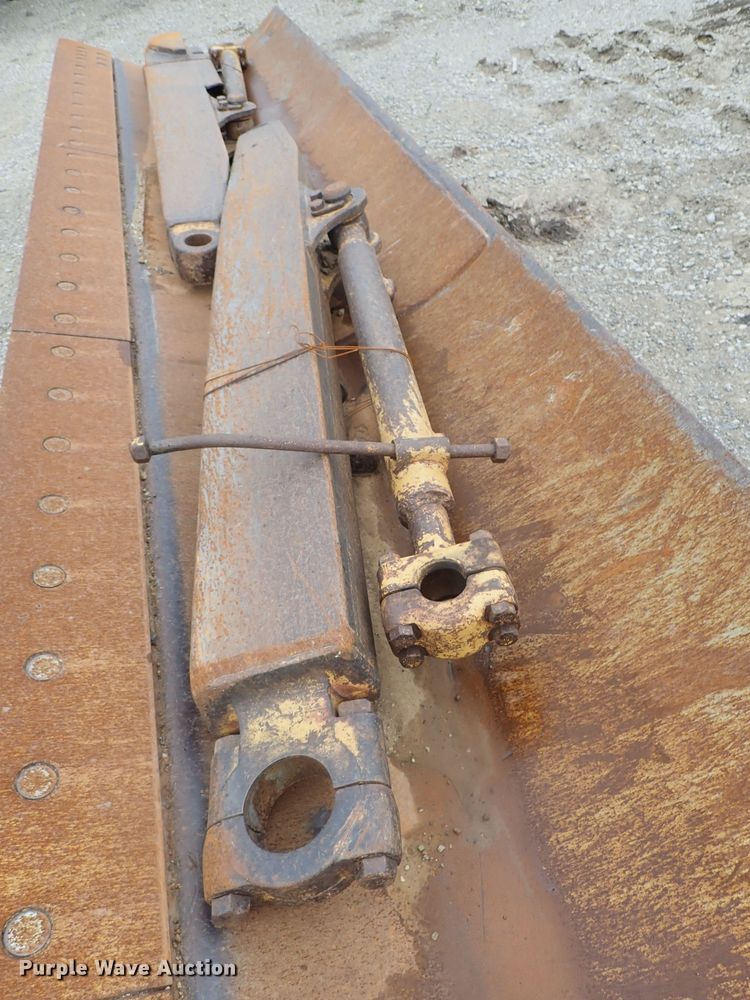 image for item DG3240 1990 Caterpillar 825C soil compactor