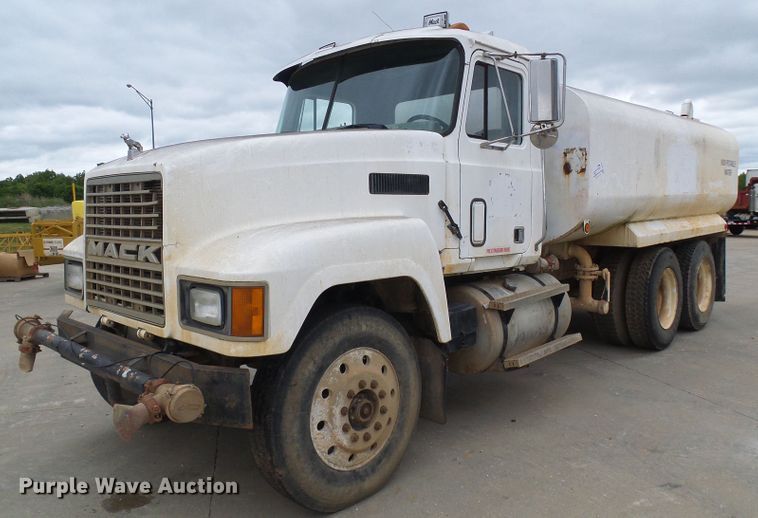 image for item DG5693 1991 Mack CH613  tank truck