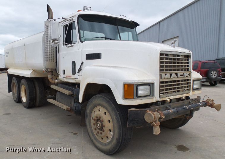 image for item DG5693 1991 Mack CH613  tank truck