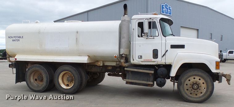 image for item DG5693 1991 Mack CH613  tank truck