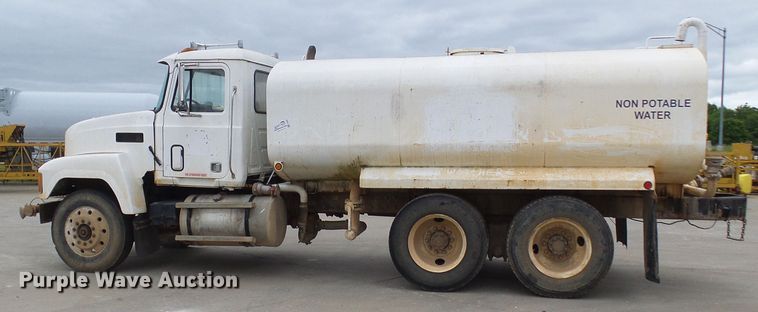 image for item DG5693 1991 Mack CH613  tank truck