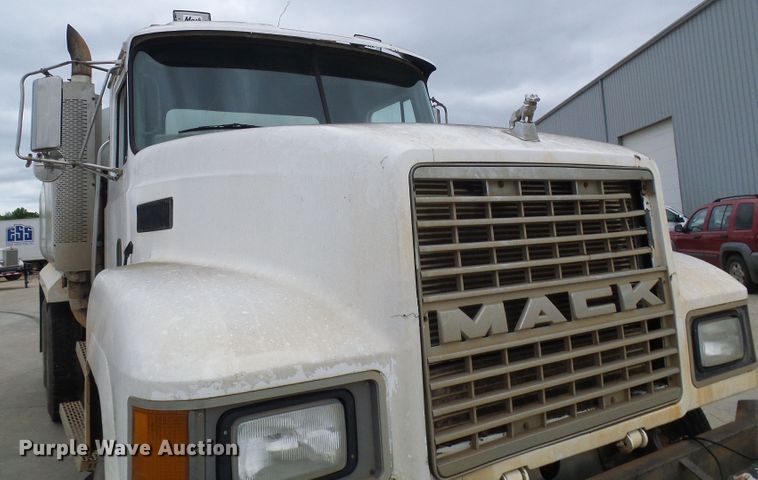 image for item DG5693 1991 Mack CH613  tank truck