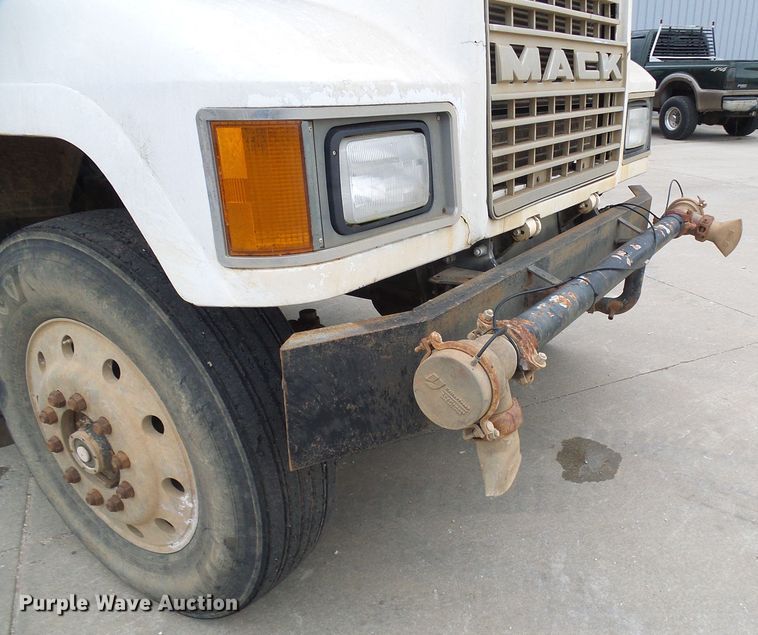 image for item DG5693 1991 Mack CH613  tank truck