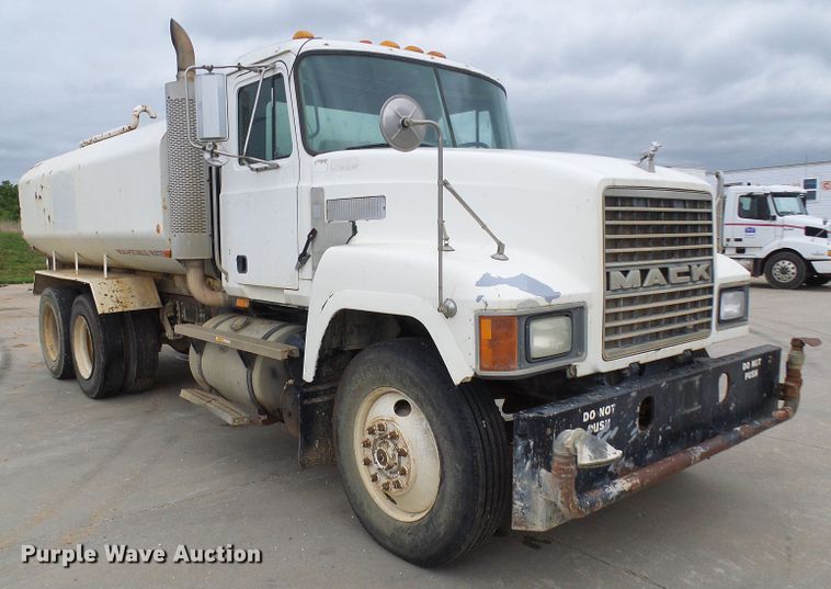 image for item DG5694 1995 Mack CH613  tank truck