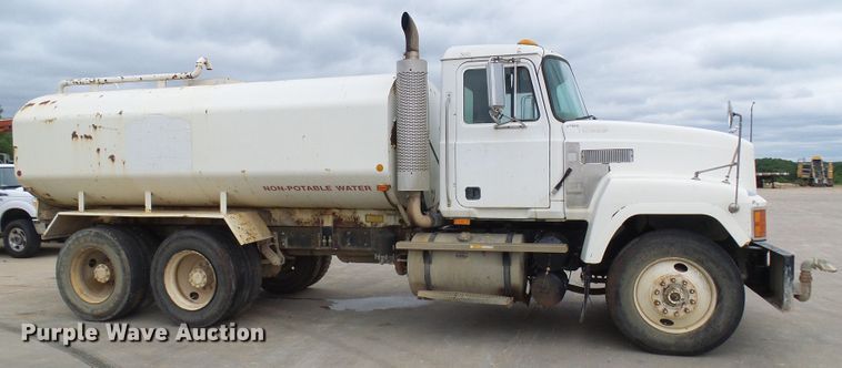 image for item DG5694 1995 Mack CH613  tank truck
