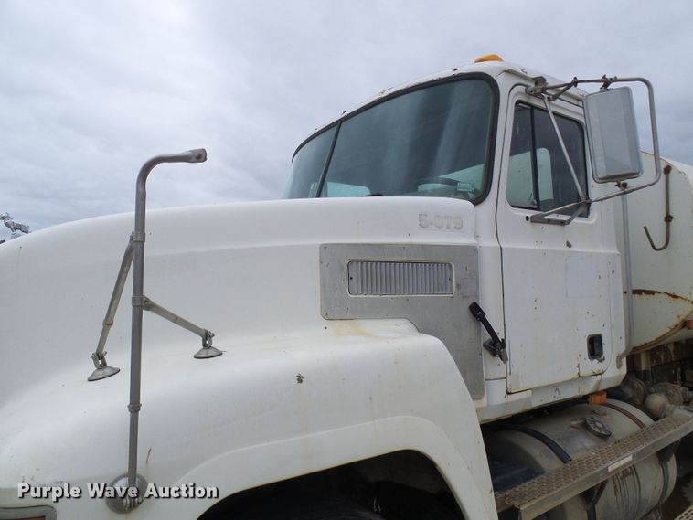 image for item DG5694 1995 Mack CH613  tank truck