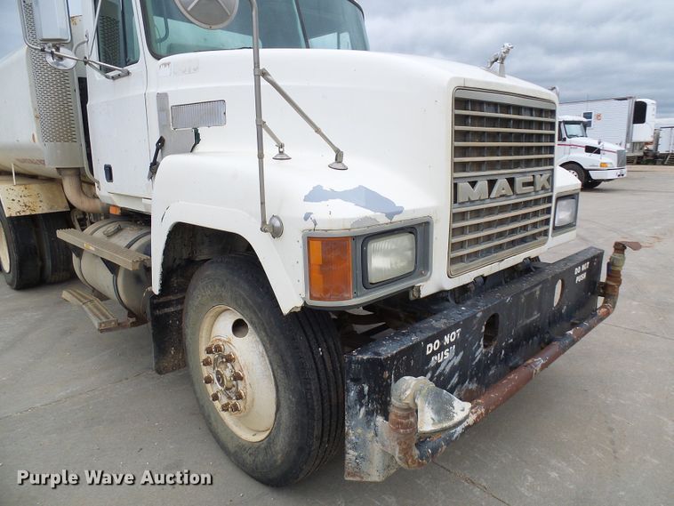 image for item DG5694 1995 Mack CH613  tank truck