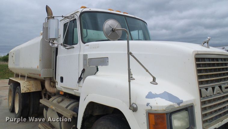 image for item DG5694 1995 Mack CH613  tank truck