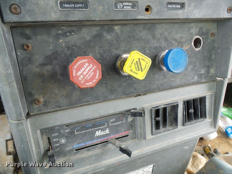 image for item DG5694 1995 Mack CH613  tank truck