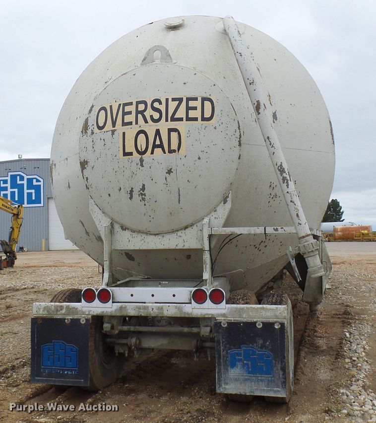 image for item DG5695 1981 Fruehauf 4BL012520 pneumatic dry bulk concrete trailer