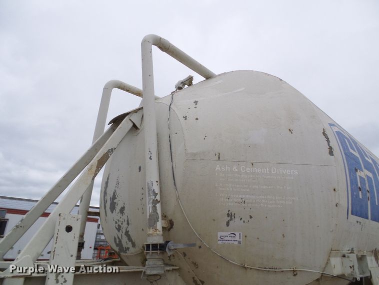 image for item DG5695 1981 Fruehauf 4BL012520 pneumatic dry bulk concrete trailer