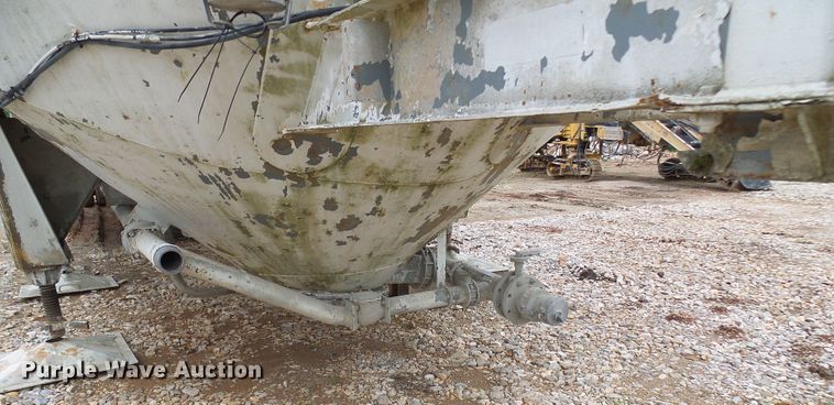 image for item DG5695 1981 Fruehauf 4BL012520 pneumatic dry bulk concrete trailer