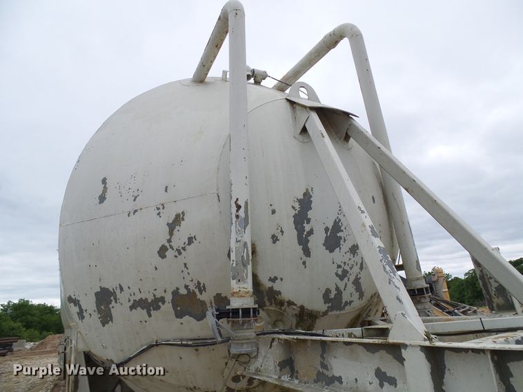 image for item DG5695 1981 Fruehauf 4BL012520 pneumatic dry bulk concrete trailer