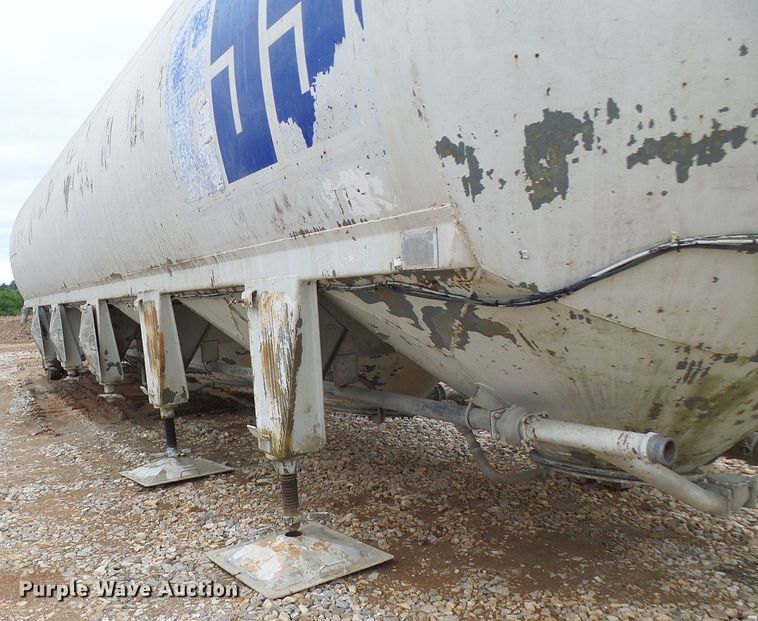 image for item DG5695 1981 Fruehauf 4BL012520 pneumatic dry bulk concrete trailer