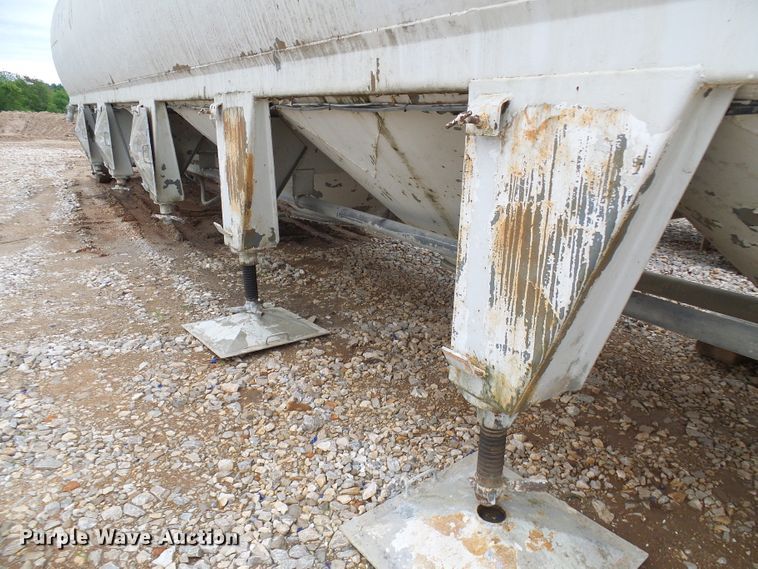 image for item DG5695 1981 Fruehauf 4BL012520 pneumatic dry bulk concrete trailer