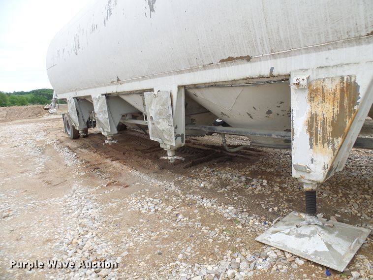 image for item DG5695 1981 Fruehauf 4BL012520 pneumatic dry bulk concrete trailer