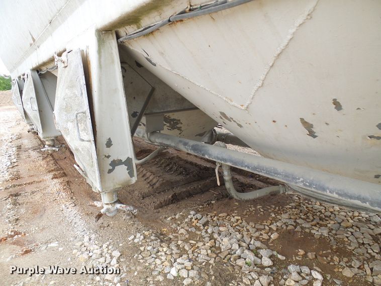 image for item DG5695 1981 Fruehauf 4BL012520 pneumatic dry bulk concrete trailer