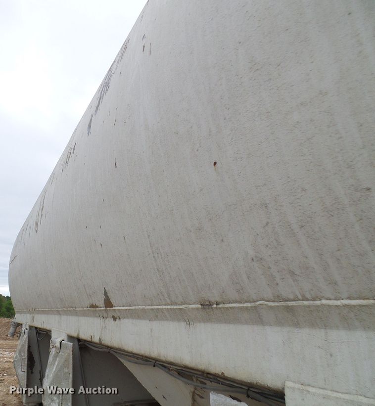 image for item DG5695 1981 Fruehauf 4BL012520 pneumatic dry bulk concrete trailer