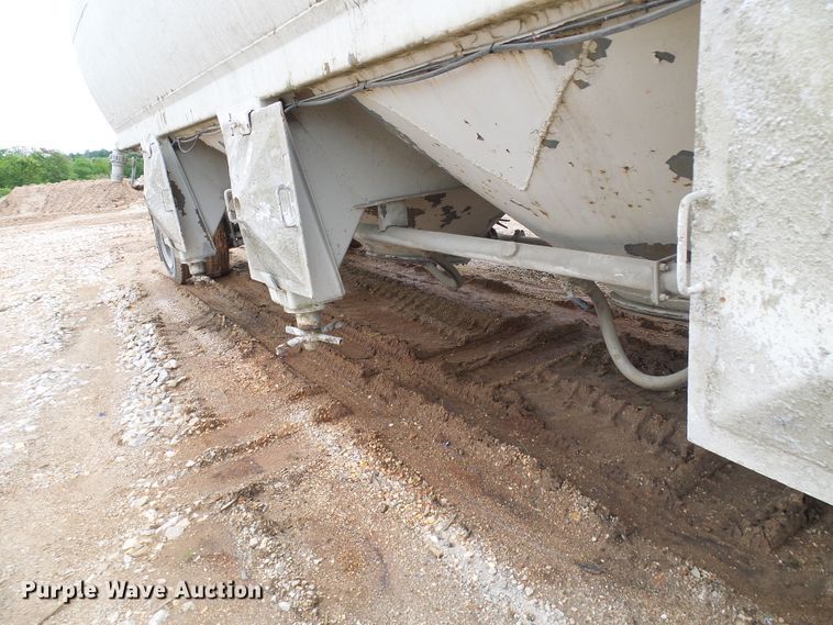 image for item DG5695 1981 Fruehauf 4BL012520 pneumatic dry bulk concrete trailer