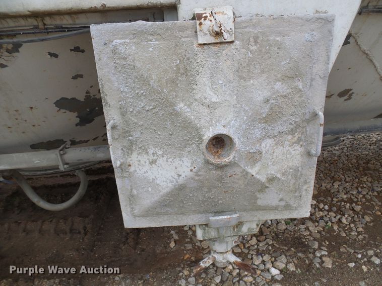 image for item DG5695 1981 Fruehauf 4BL012520 pneumatic dry bulk concrete trailer