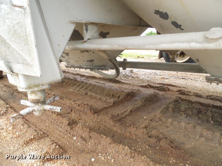 image for item DG5695 1981 Fruehauf 4BL012520 pneumatic dry bulk concrete trailer