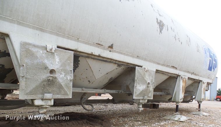 image for item DG5695 1981 Fruehauf 4BL012520 pneumatic dry bulk concrete trailer