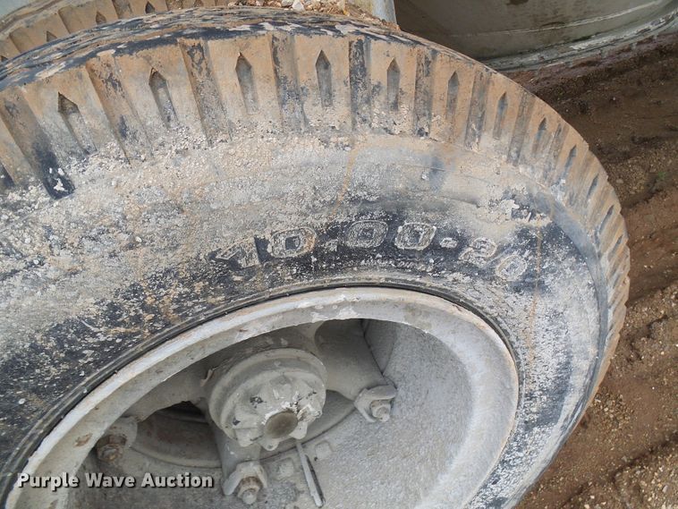 image for item DG5695 1981 Fruehauf 4BL012520 pneumatic dry bulk concrete trailer