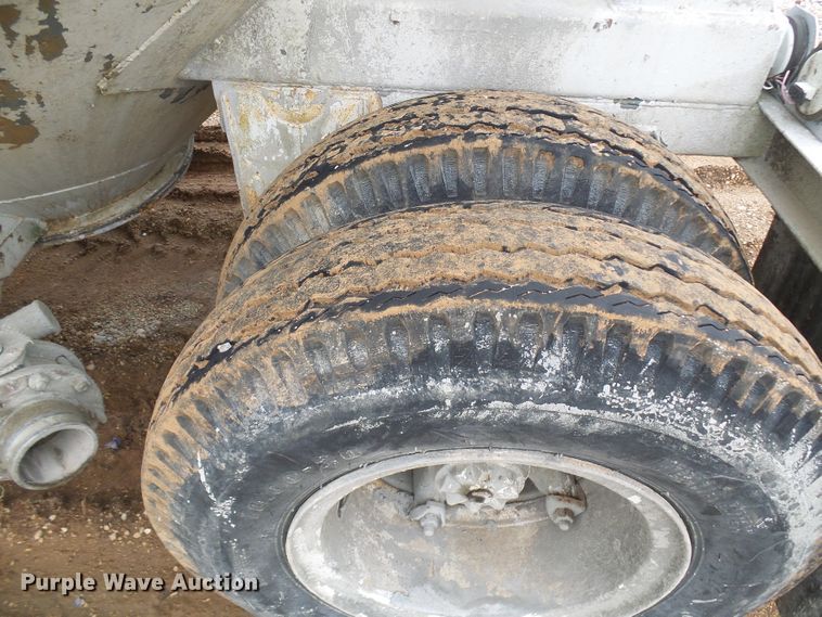 image for item DG5695 1981 Fruehauf 4BL012520 pneumatic dry bulk concrete trailer