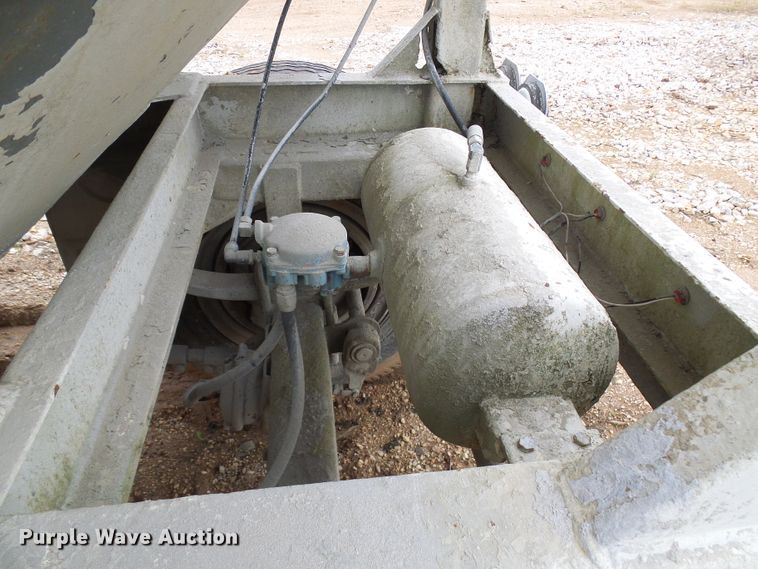 image for item DG5695 1981 Fruehauf 4BL012520 pneumatic dry bulk concrete trailer