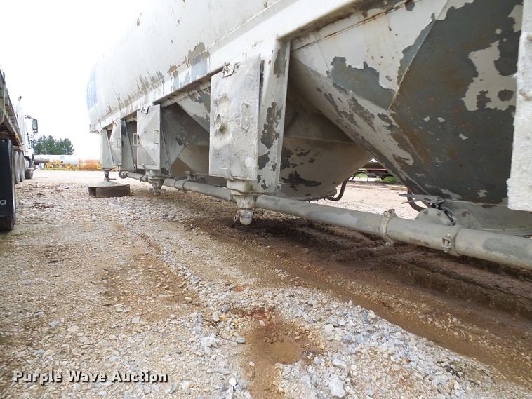 image for item DG5695 1981 Fruehauf 4BL012520 pneumatic dry bulk concrete trailer