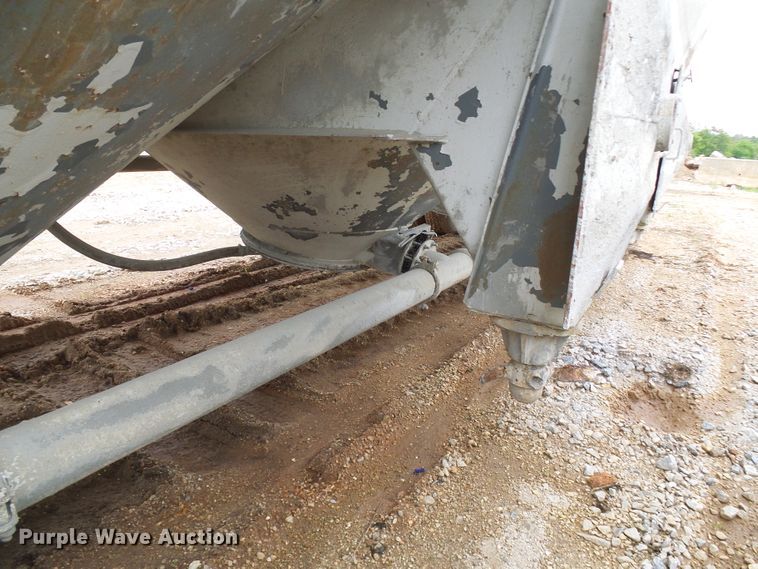 image for item DG5695 1981 Fruehauf 4BL012520 pneumatic dry bulk concrete trailer