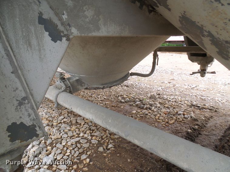 image for item DG5695 1981 Fruehauf 4BL012520 pneumatic dry bulk concrete trailer