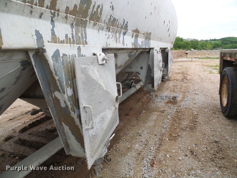 image for item DG5695 1981 Fruehauf 4BL012520 pneumatic dry bulk concrete trailer