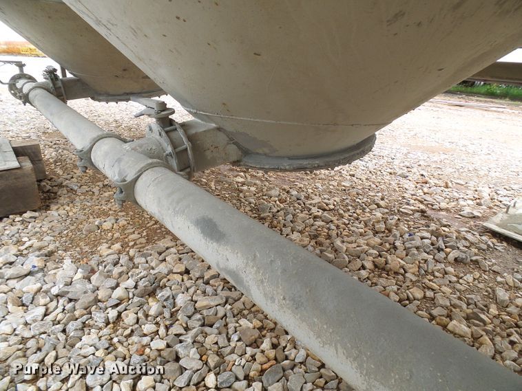 image for item DG5695 1981 Fruehauf 4BL012520 pneumatic dry bulk concrete trailer