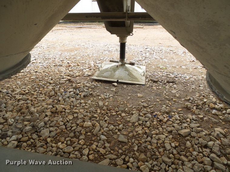 image for item DG5695 1981 Fruehauf 4BL012520 pneumatic dry bulk concrete trailer